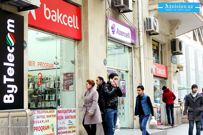 В Баку подешевели мобильные телефоны - РЕПОРТАЖ